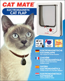 Packaging featuring a cream-colored cat wearing a collar with an electromagnetic key. The cat flap is shown on the right with a red control knob and labelled 'Cat Mate.' Icons highlight features such as 4-way locking with magnet and 'Keeps stray pets out.' A badge shows a 3-year guarantee. Text descriptions in German, French, Spanish, and Dutch explain that the flap prevents access by stray or unfamiliar animals.